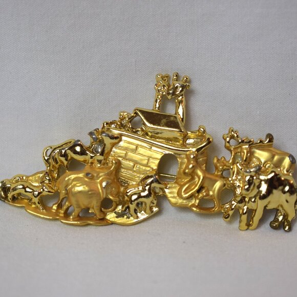 Vintage Gold Tone American Jewelry Co Noah's Ark Pin Brooch - Picture 1 of 2